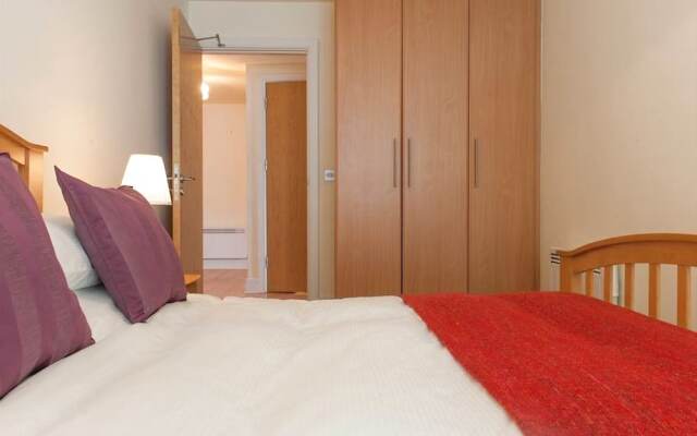 Sunny Apartment off Grand Canal Square Dublin 2