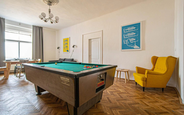 Super Central Billiard and Darts Big Apartment