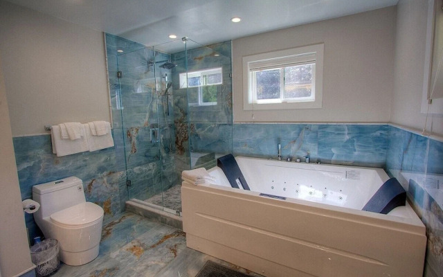 Creek Side Summit 4 Bedroom Home by RedAwning