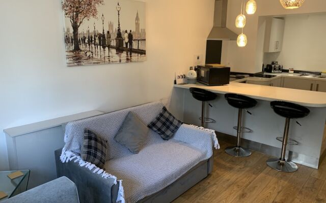 Stylish and Immaculate 2-bed Apartment in Leigh