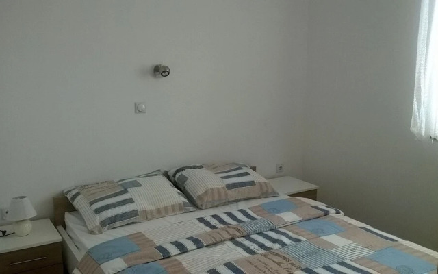 Markle - Swimming Pool and Sunbeds - A4