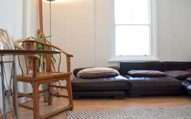 Light And Spacious Home In Battersea Square