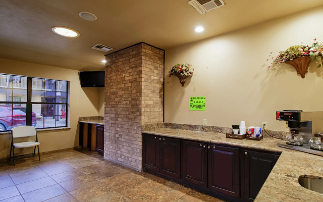 OYO Pinewood Inn & Suites Silsbee