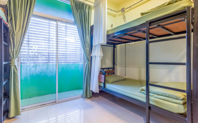 OYO 928 Leaf Hostel