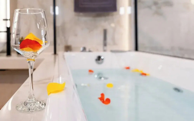 Luxury Suites with JACUZZI by Sea&theCity