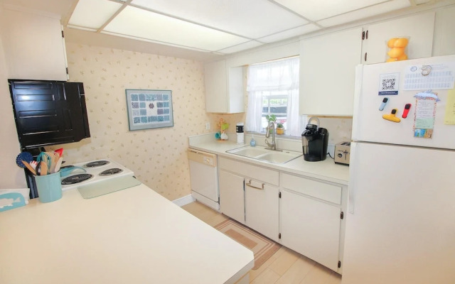 Colony Beach Club 105