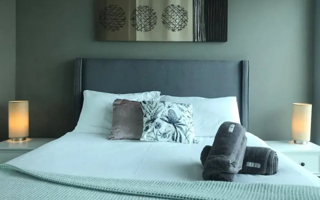 Premium 2BR CBD Apartment With River View Balcony