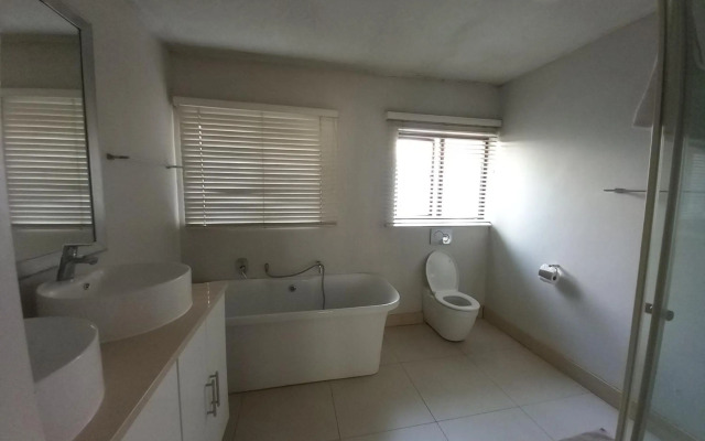 Mount Royal - 32 Large 1 bed with balcony upstairs