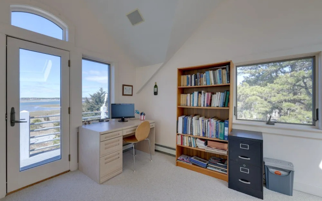 Wellfleet Home w/ Deck, Bay Views & Kayaks