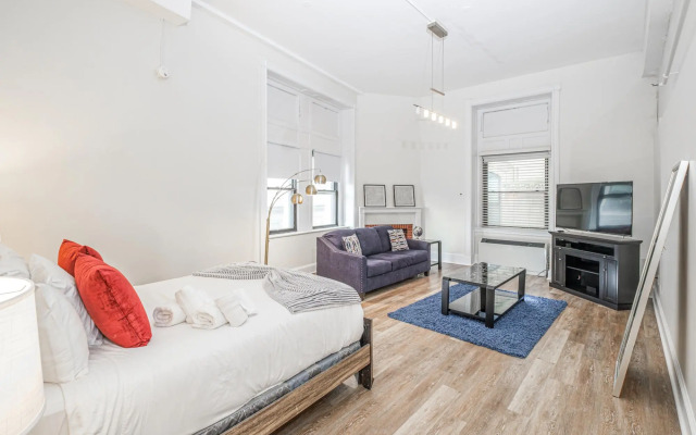 Beautiful Huge Studio + Train | Theatre District | Evonify