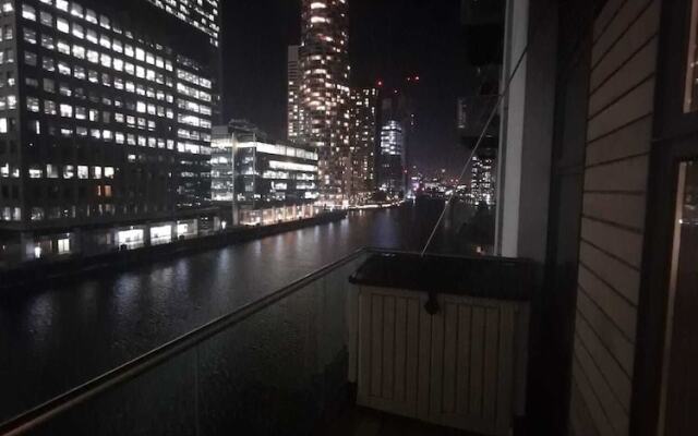 Ravishing Riverside 2-bed Rental in Canary Wharf