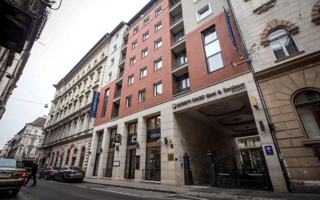 Queen's Court Hotel & Residence
