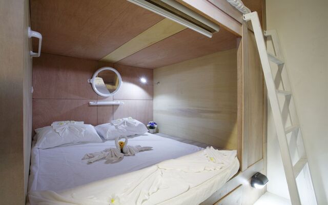 WhyNot Backpackers (Capsule Hostel)