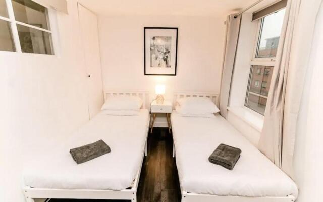 Large Stunning City Centre House With Cinema Room
