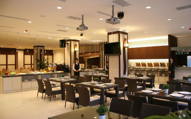F Hotel - Sanyi