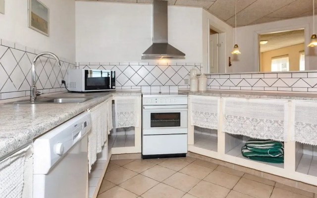 Adorable Holiday Home in Fur near Sea