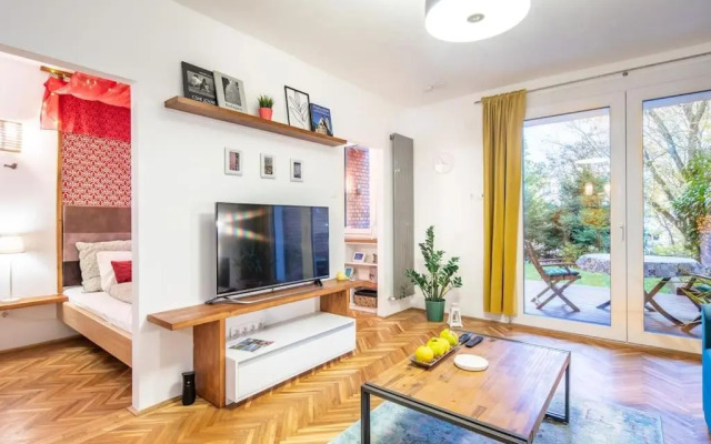Cozy Apartment with Garden in the Castle District