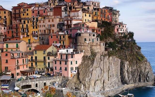20 km from the 5 Terre, in a small town, 3-room apartment, terrace with view