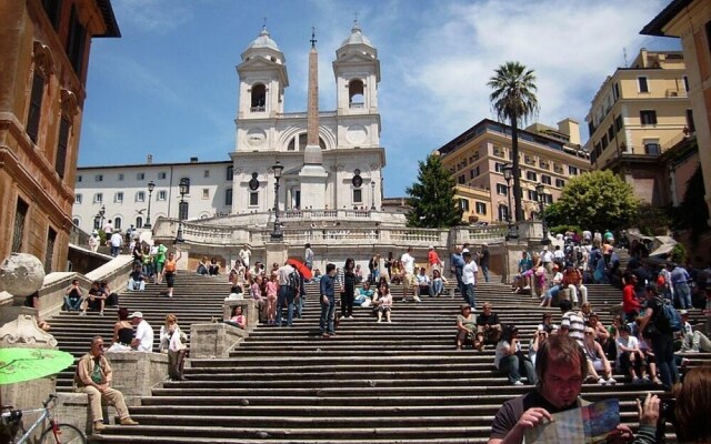 In Rome at Spanish Steps Classy Apartment With Modern Design in an Historic Palazzo