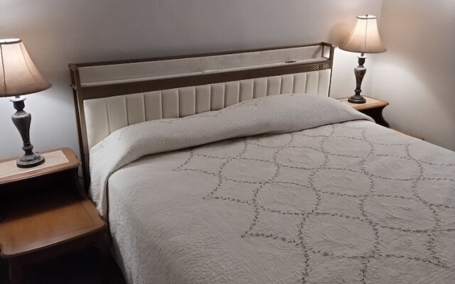 The Carew House Sleeps 10 Fenced 4BR Full Kitchen Steps2 YCP