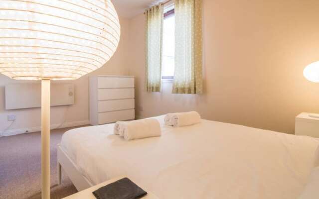Spacious Canal side Apartment With Free Parking