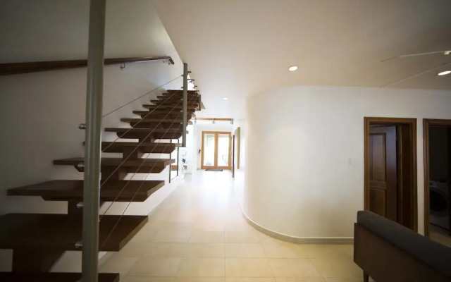 Luxury 3-bed Villa, St James, Near Beach & Gym