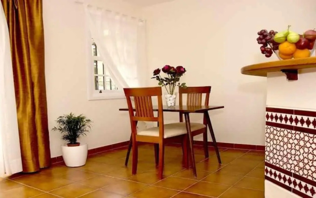 Apartamento con jardín y piscina B