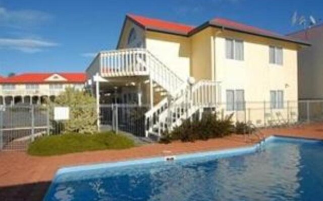 Fountain Court Motel