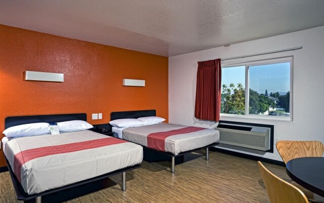 Motel 6 Newport Beach