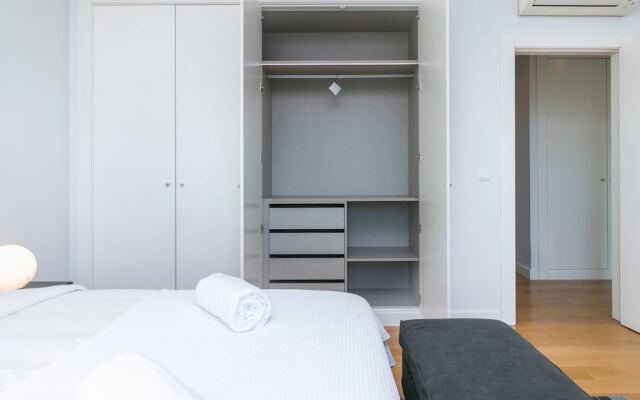 Spacious Apartment in Residential Campolide