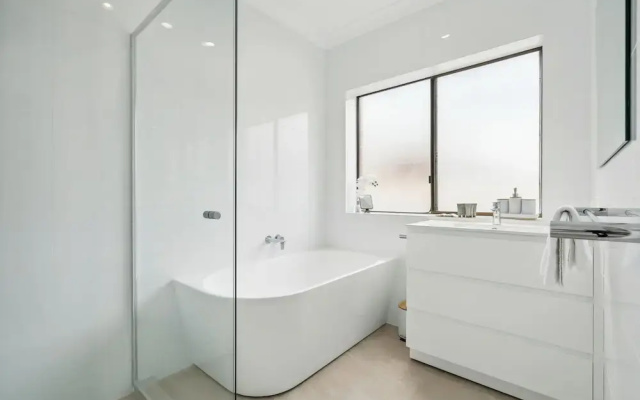 Coastal Luxury: 3-bed Townhouse 150m From Beach