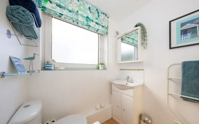Sunny Modern Nr Beach Village w Parking