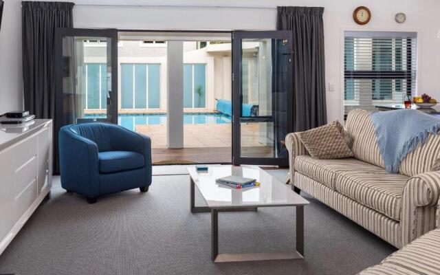 Poolside Retreat - Picton Holiday House Waikawa