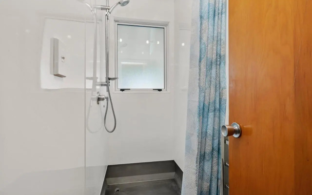 Queenie - Waikanae Beach Holiday Home