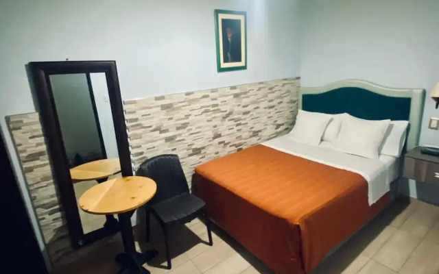 Hotel Tinkus Inn