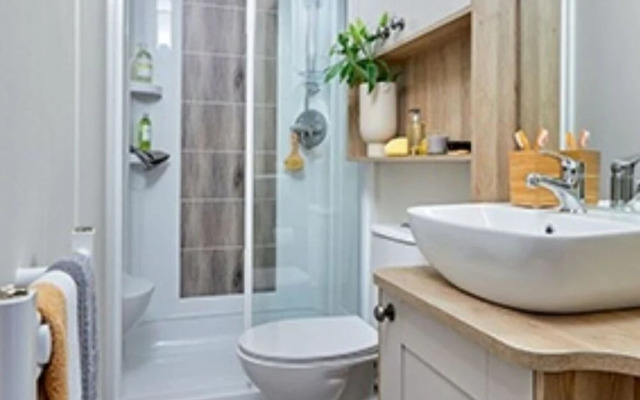 Captivating Bluebell Lodge 2-bed Cotswolds Caravan