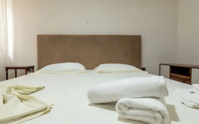 Tirent Apartment - Spacious 2-Bedroom Stay Near Liqeni i Thatë