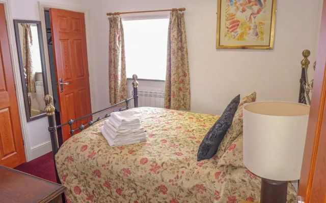 3 Primitive Mews