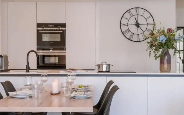 Lovely Apartment With Lateral sea View and Parking