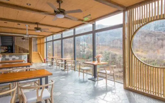 Siguniangshan Tea & Panda Hotel