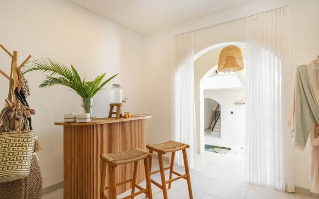 OriVista Luxe Boutique Villa in Canggu-Pool Side 2