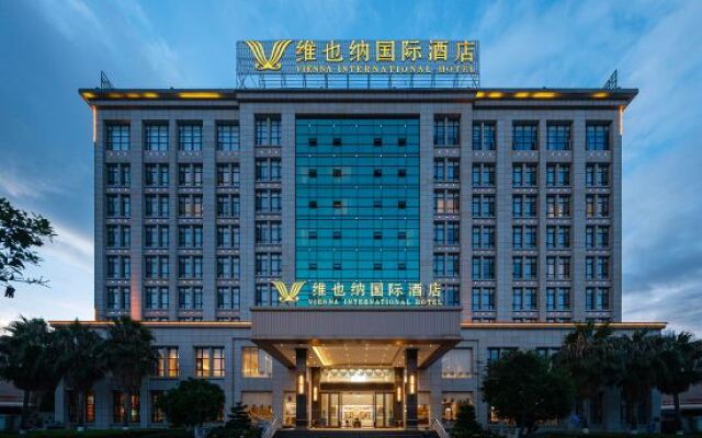 Vienna International Hotel (Baoshan High-speed Railway Station Wuyue Plaza)