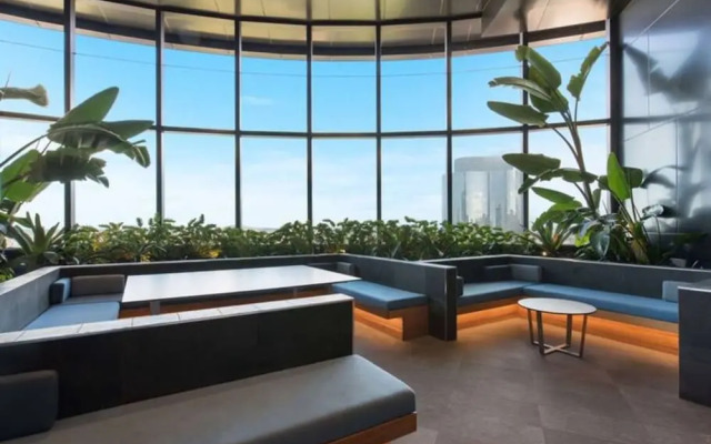 2BR Luxury Skytower CBD Pool Gym Netflix
