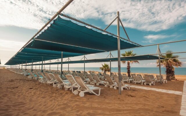 Adella Side Hotel