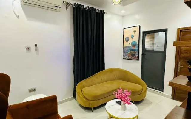 Mini Flat with Starlink Internet & Pool