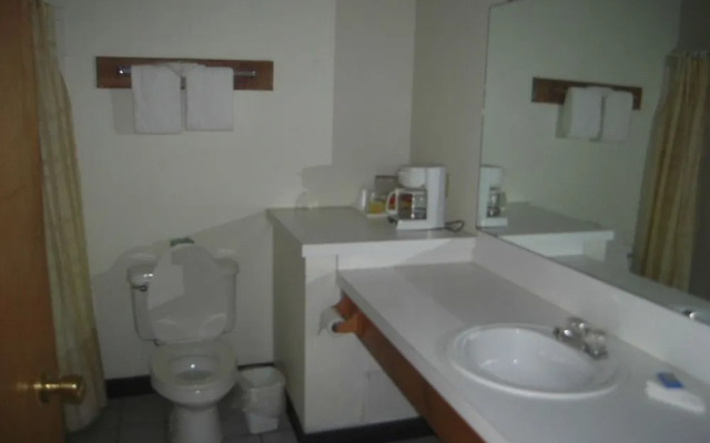 Oak Hill Inn & Suites