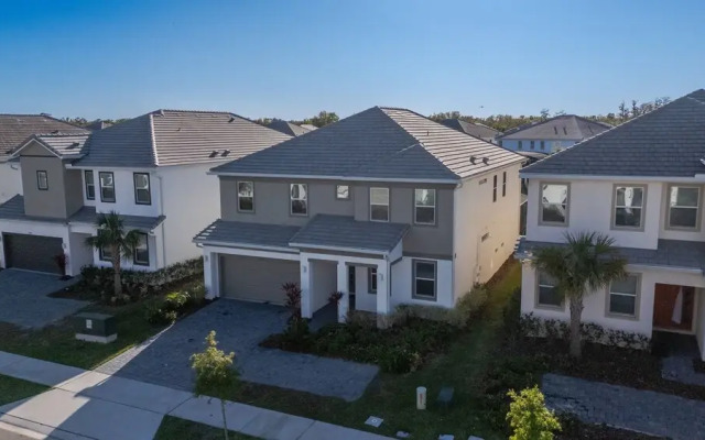 Sophisticated 9 Bedroom Close to Disney