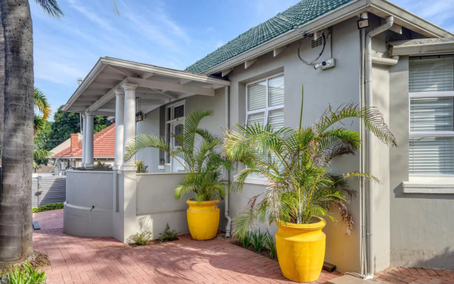 Hampton Collection - Charming 5 Sleeper Apartment with Pool