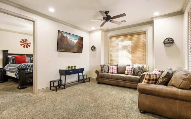 Coral Springs Getaway - Outdoor and Indoor Heated Pool - Close to Zion National Park