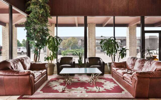 Baymont Inn and Suites Medicine Hat